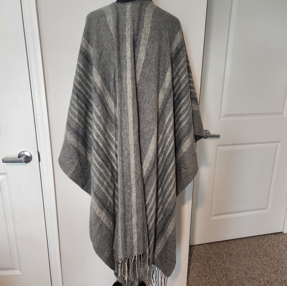 Claudia Nichole Gray Merino Cashmere Poncho - Picture 4 of 6